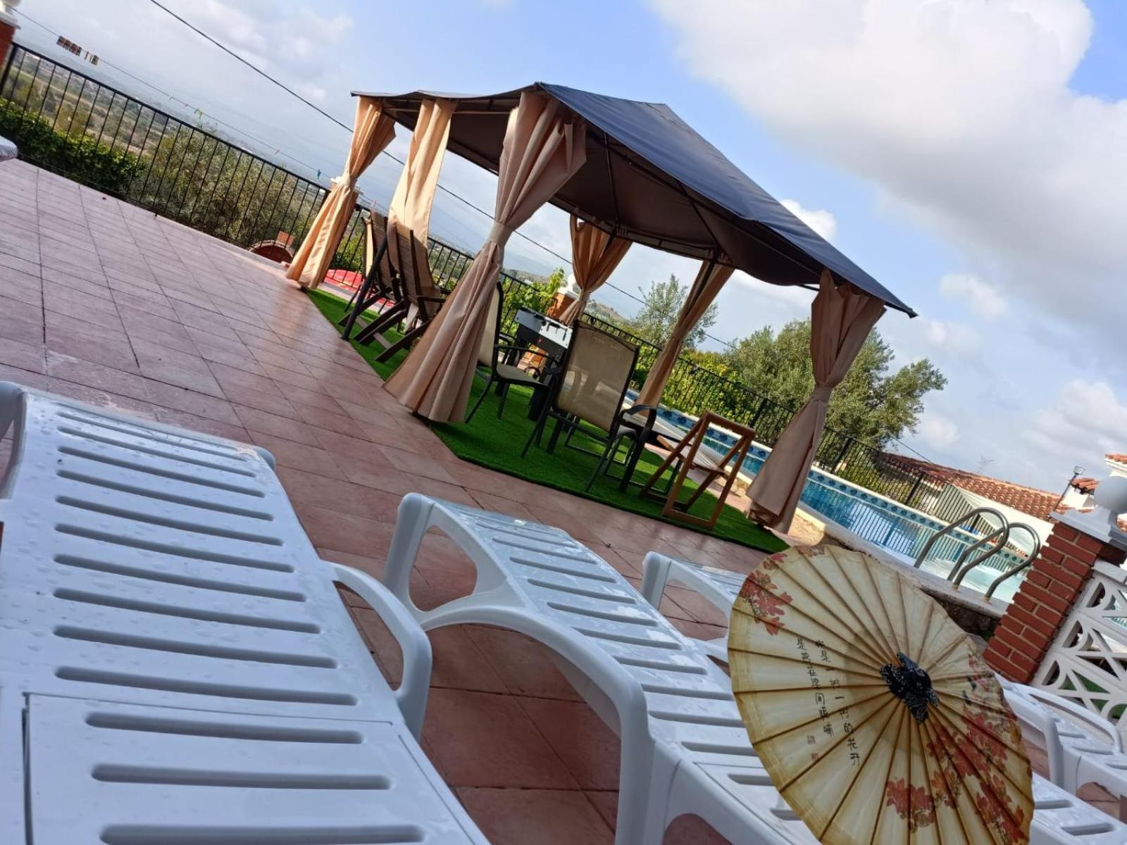 Bedroom With Private Bathroom And Two-Bedroom Family Suite In Quiet Forest Country House 80M2 Large Swimming Pool Music Town Lliria The Garden And Swimmingpool And Garden Are Shared Buitenkant foto