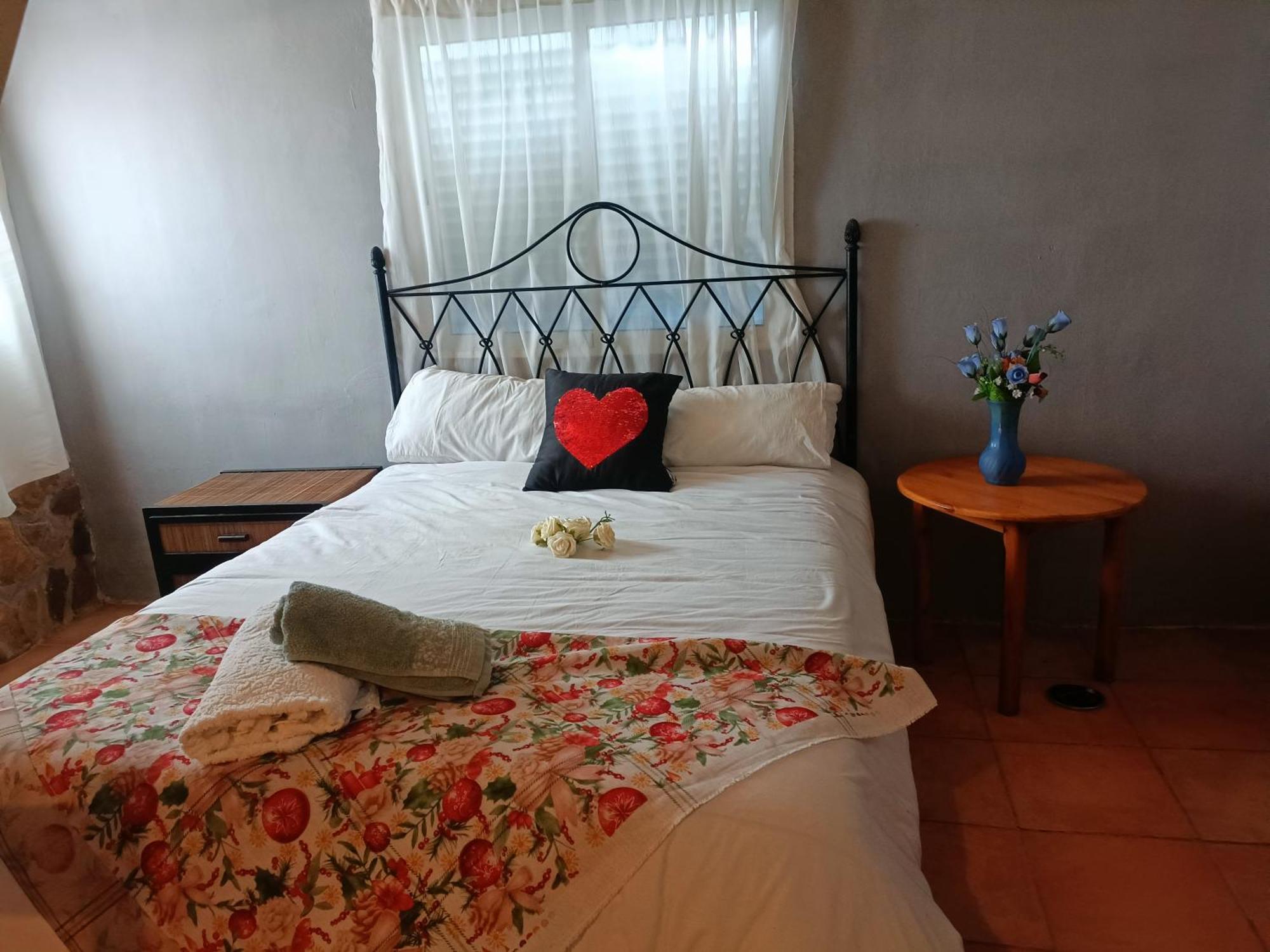 Bedroom With Private Bathroom And Two-Bedroom Family Suite In Quiet Forest Country House 80M2 Large Swimming Pool Music Town Lliria The Garden And Swimmingpool And Garden Are Shared Kamer foto